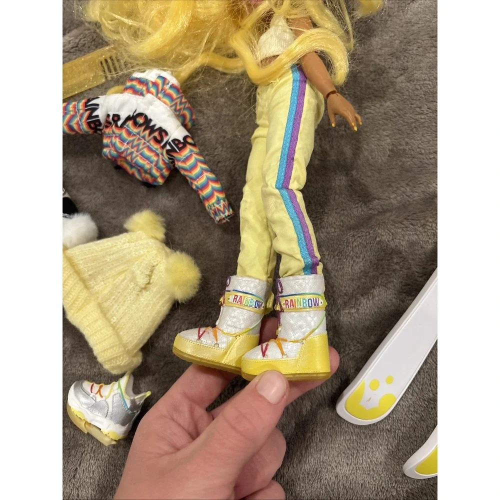 Rainbow High Winter Break Sunny Madison Fashion Doll Outfits Skis Shoes‎